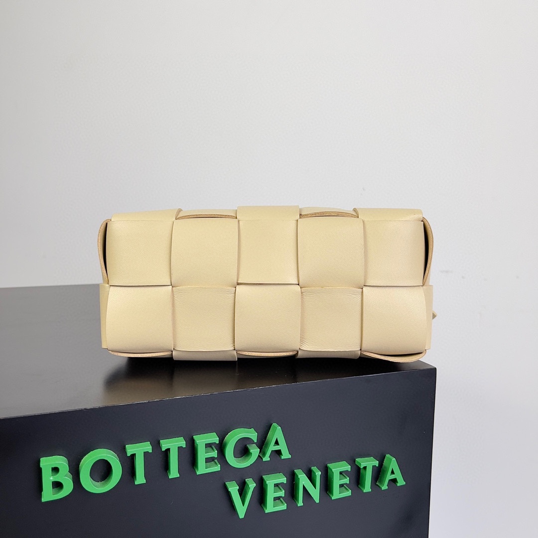 BV Bottega 新款 BRICK CASSETTE 小号 腋下包 羊皮材质 23.5cm 容量极大 燕麦