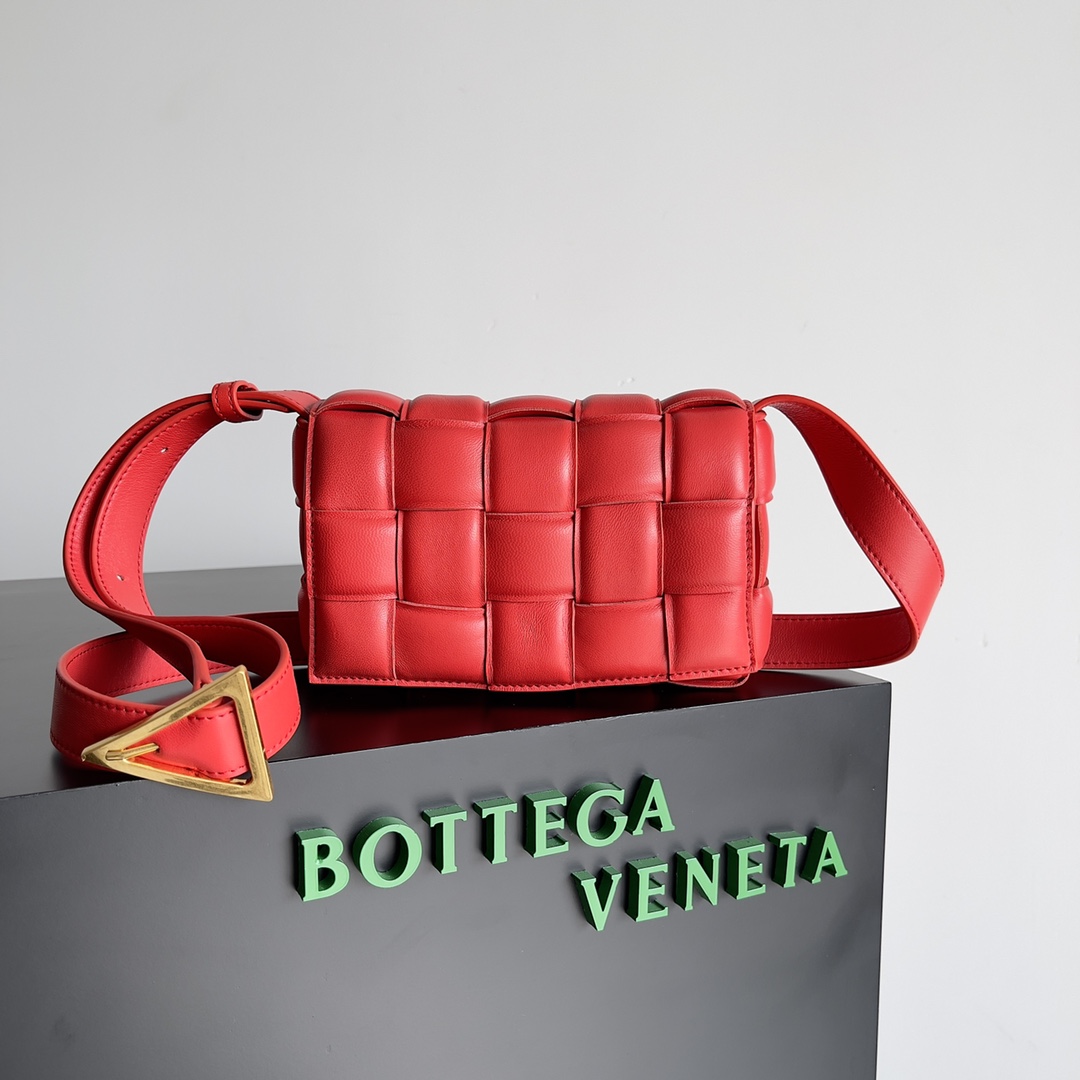Bottega BV 葆蝶家热款之一的Padded Cassette枕头包 mini 20cm 超百搭 正红色