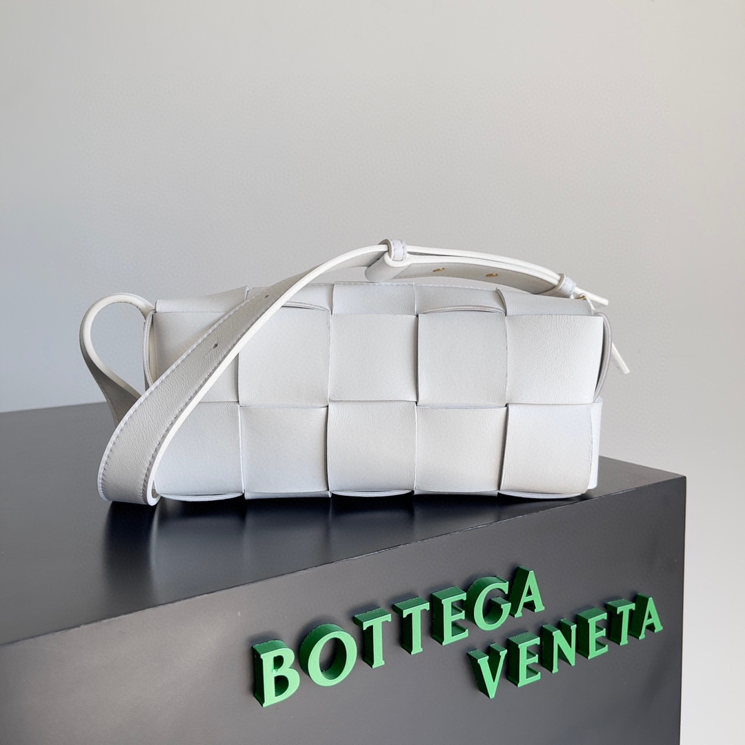 BV Bottega 新款 BRICK CASSETTE 小号 腋下包 羊皮材质 23.5cm 容量极大 白色