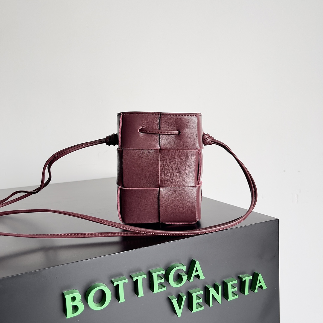 Bv 新款Cassette 水桶包 小号 水桶包大方格的设计 经典的编织元素 14cm 酒红色