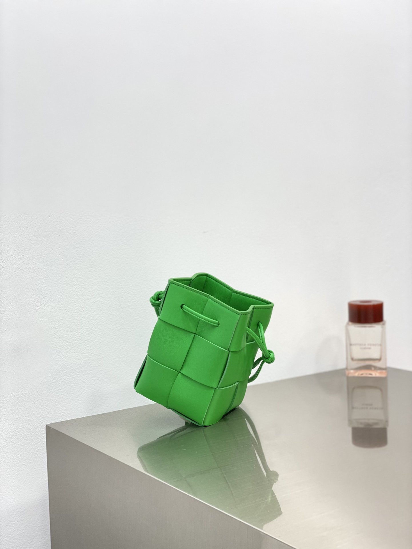 Bv 新款Cassette 水桶包 小号 水桶包大方格的设计 经典的编织元素 14cm 鹦鹉绿