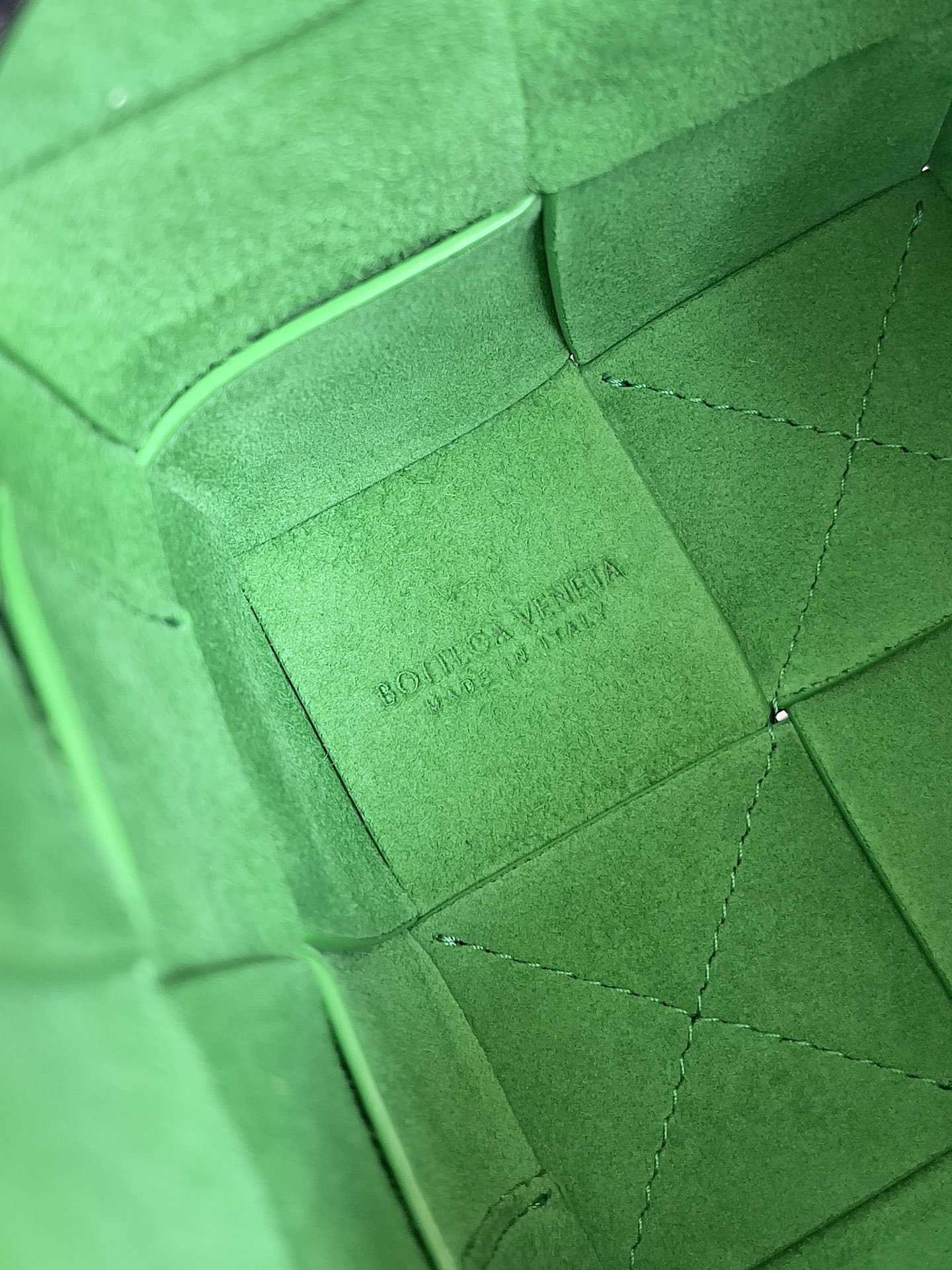 Bv 新款Cassette 水桶包 小号 水桶包大方格的设计 经典的编织元素 14cm 粒面黑 鹦鹉绿
