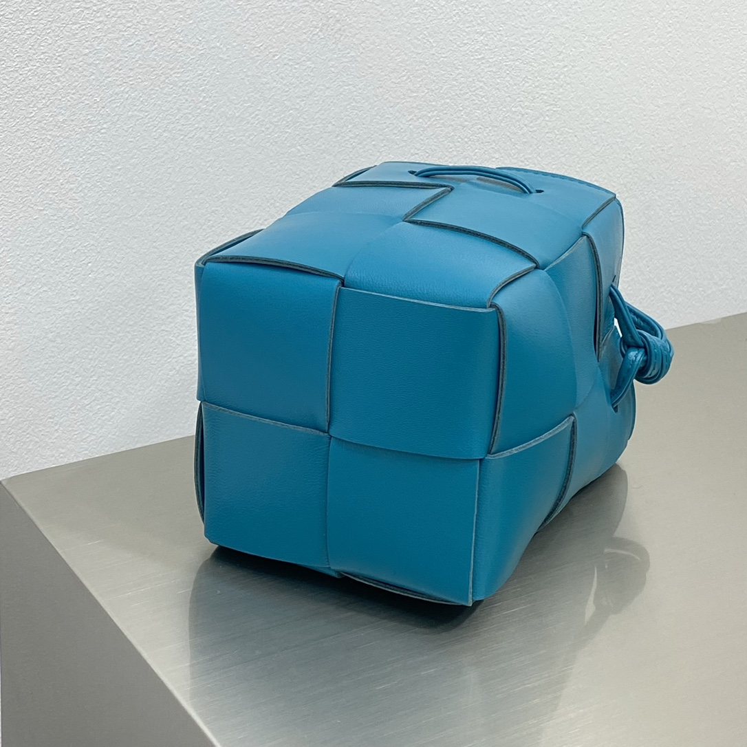 Bv 新款Cassette 水桶包 小号 水桶包大方格的设计 经典的编织元素 14cm 水妖蓝