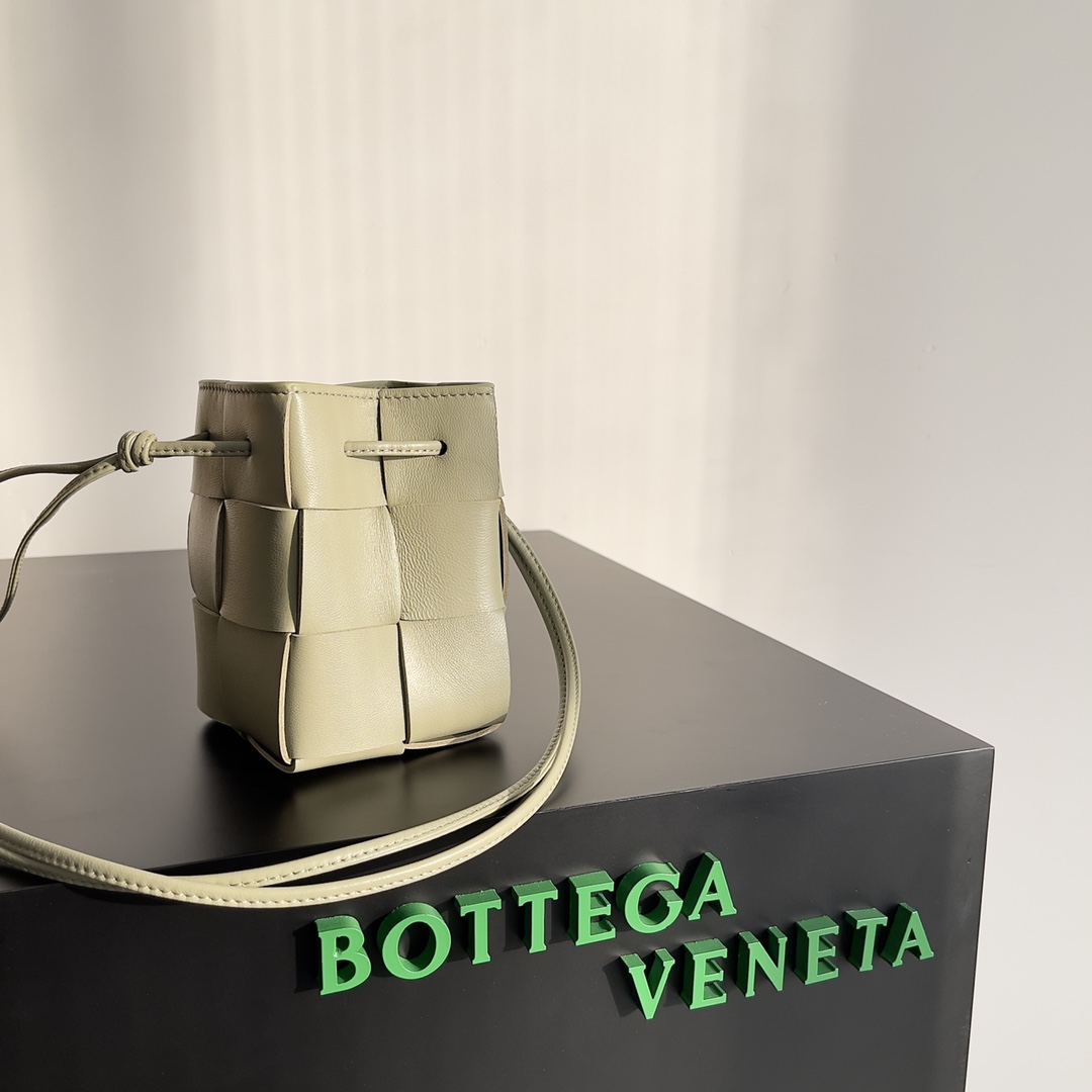 Bv 新款Cassette 水桶包 小号 水桶包大方格的设计 经典的编织元素 14cm 洞石绿