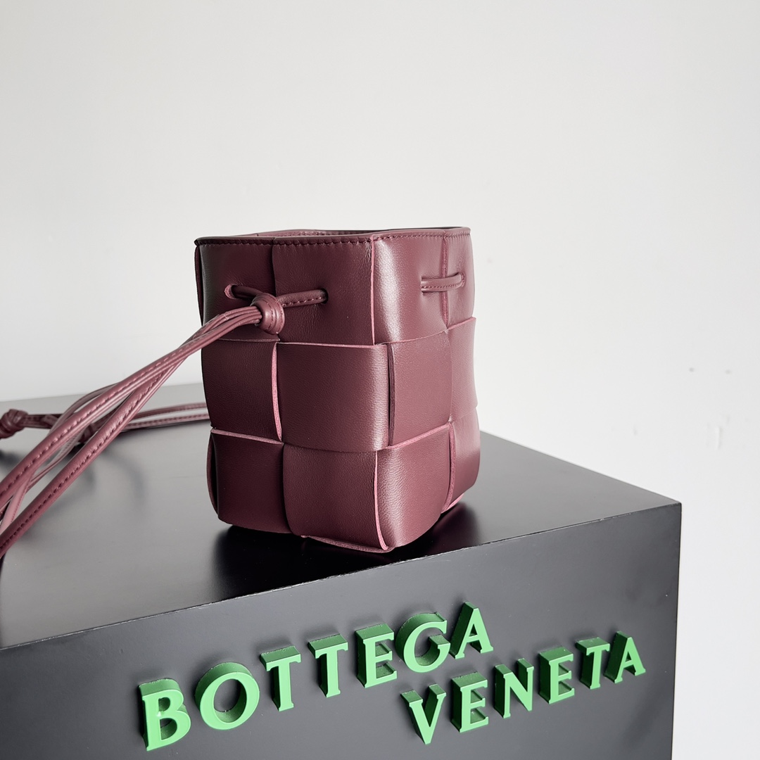 Bv 新款Cassette 水桶包 小号 水桶包大方格的设计 经典的编织元素 14cm 酒红色