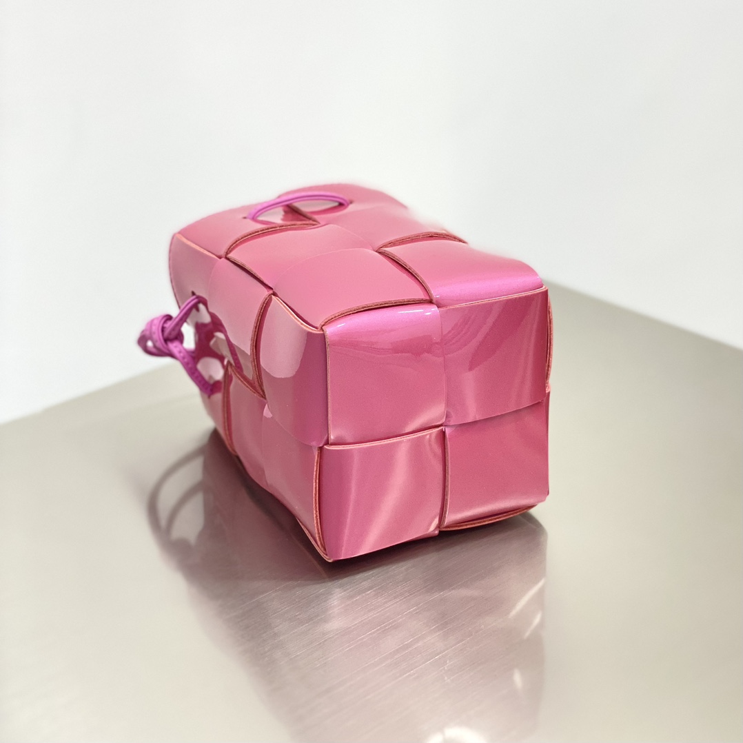 Bv 新款Cassette 水桶包 小号 水桶包大方格的设计 经典的编织元素 14cm 漆皮玫红