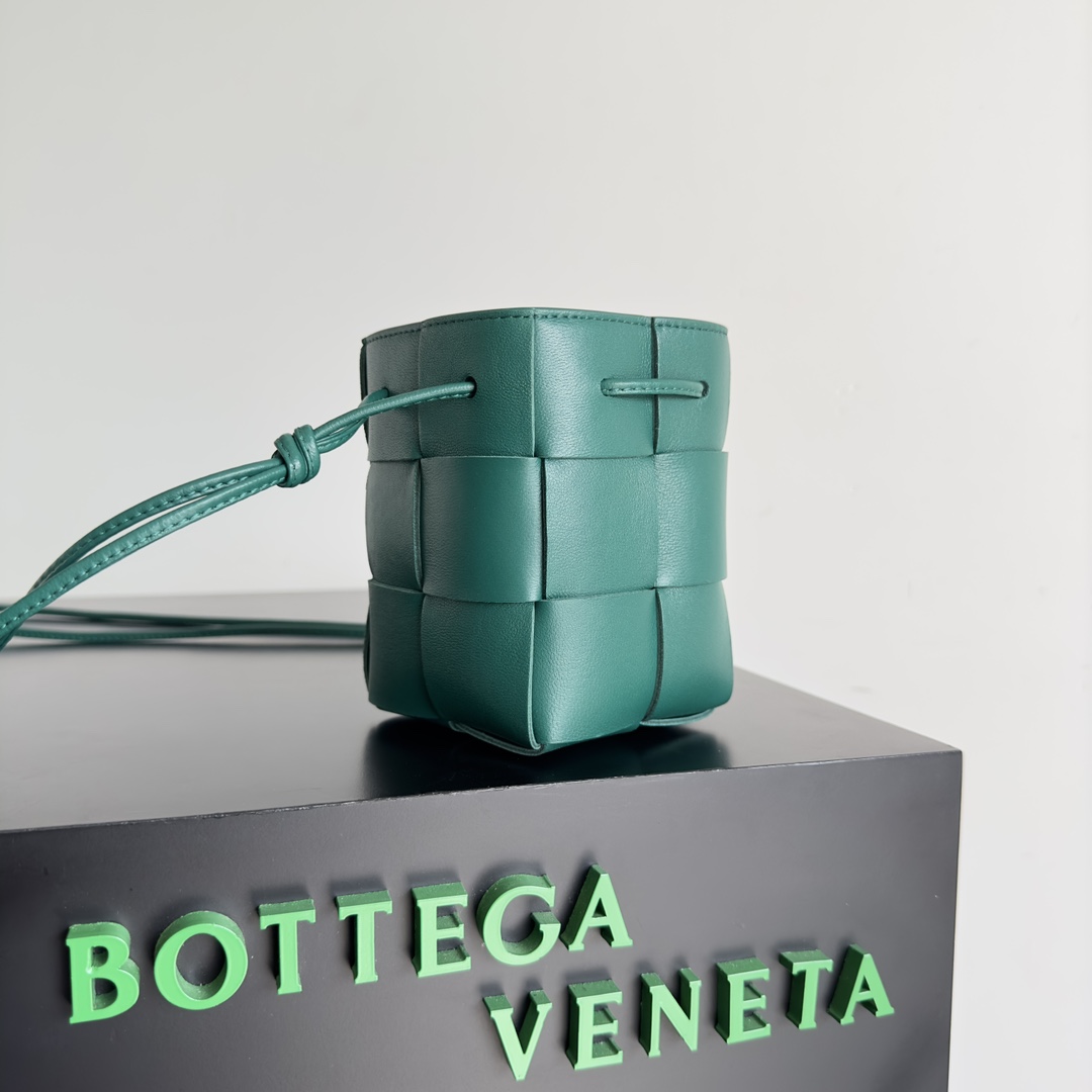 Bv 新款Cassette 水桶包 小号 水桶包大方格的设计 经典的编织元素 14cm 青绿色