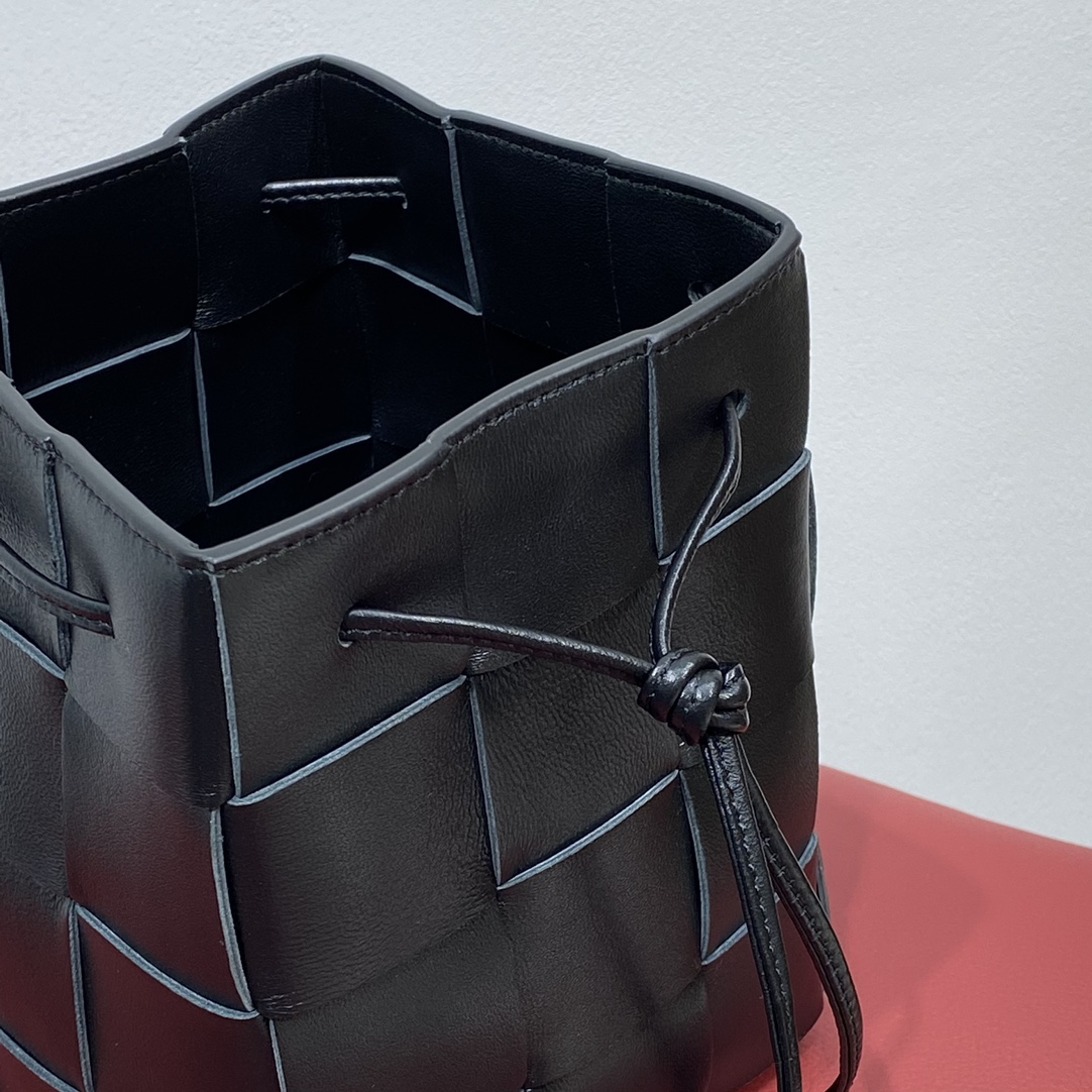 Bv 新款Cassette 水桶包 大号 黑色 18cm 经典的编织元素 抽绳水桶包