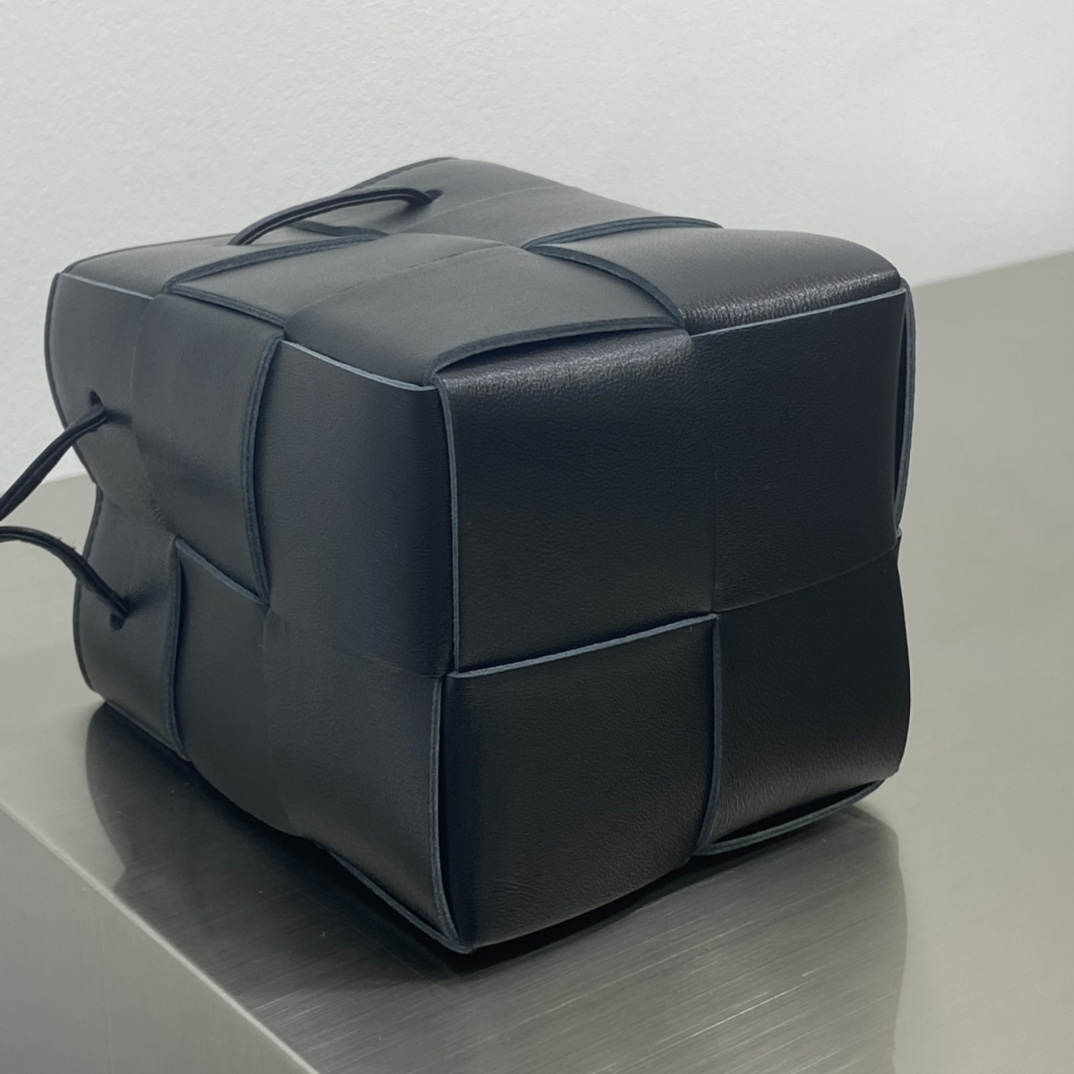 Bv 新款Cassette 水桶包 小号 水桶包大方格的设计 经典的编织元素 14cm 黑色