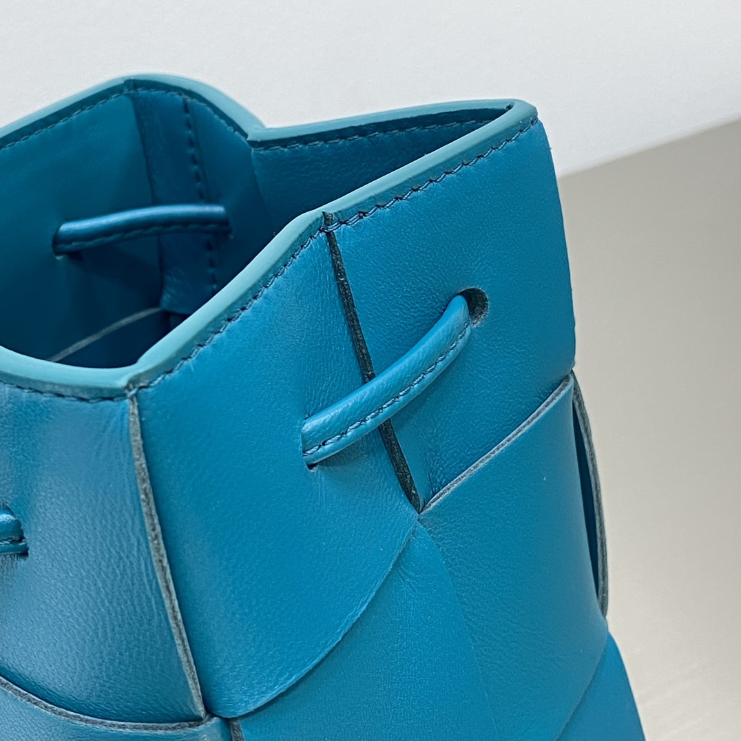 Bv 新款Cassette 水桶包 小号 水桶包大方格的设计 经典的编织元素 14cm 水妖蓝