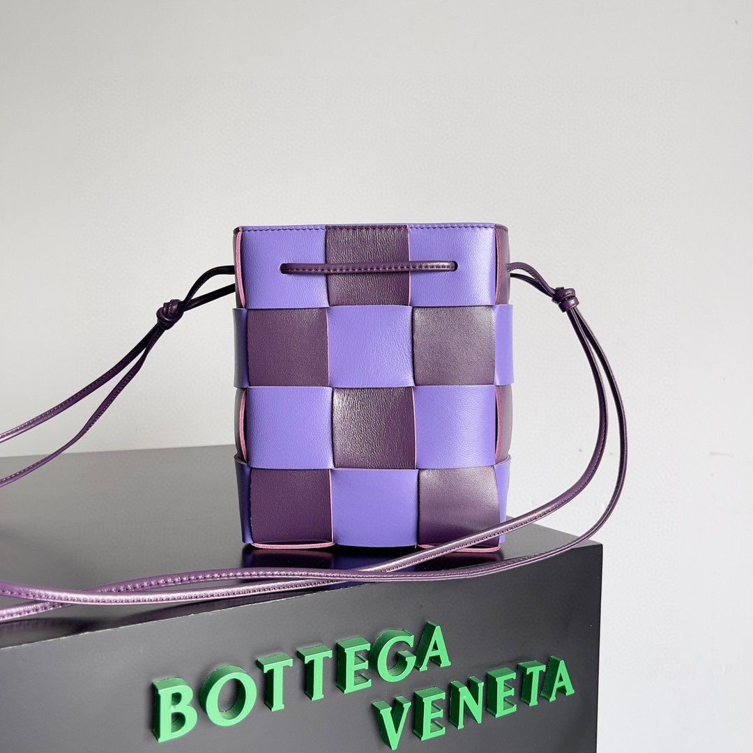 Bv 新款Cassette 水桶包 大号 葡萄紫拼紫色 18cm 经典的编织元素 抽绳水桶包