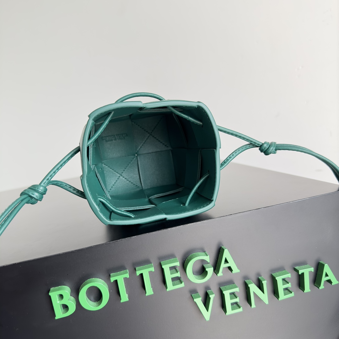 Bv 新款Cassette 水桶包 小号 水桶包大方格的设计 经典的编织元素 14cm 青绿色