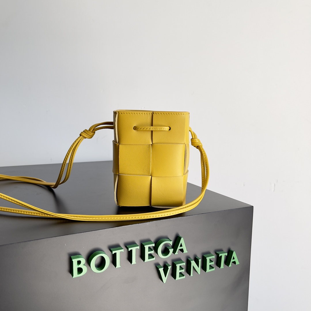 Bv 新款Cassette 水桶包 小号 水桶包大方格的设计 经典的编织元素 14cm 花粉黄