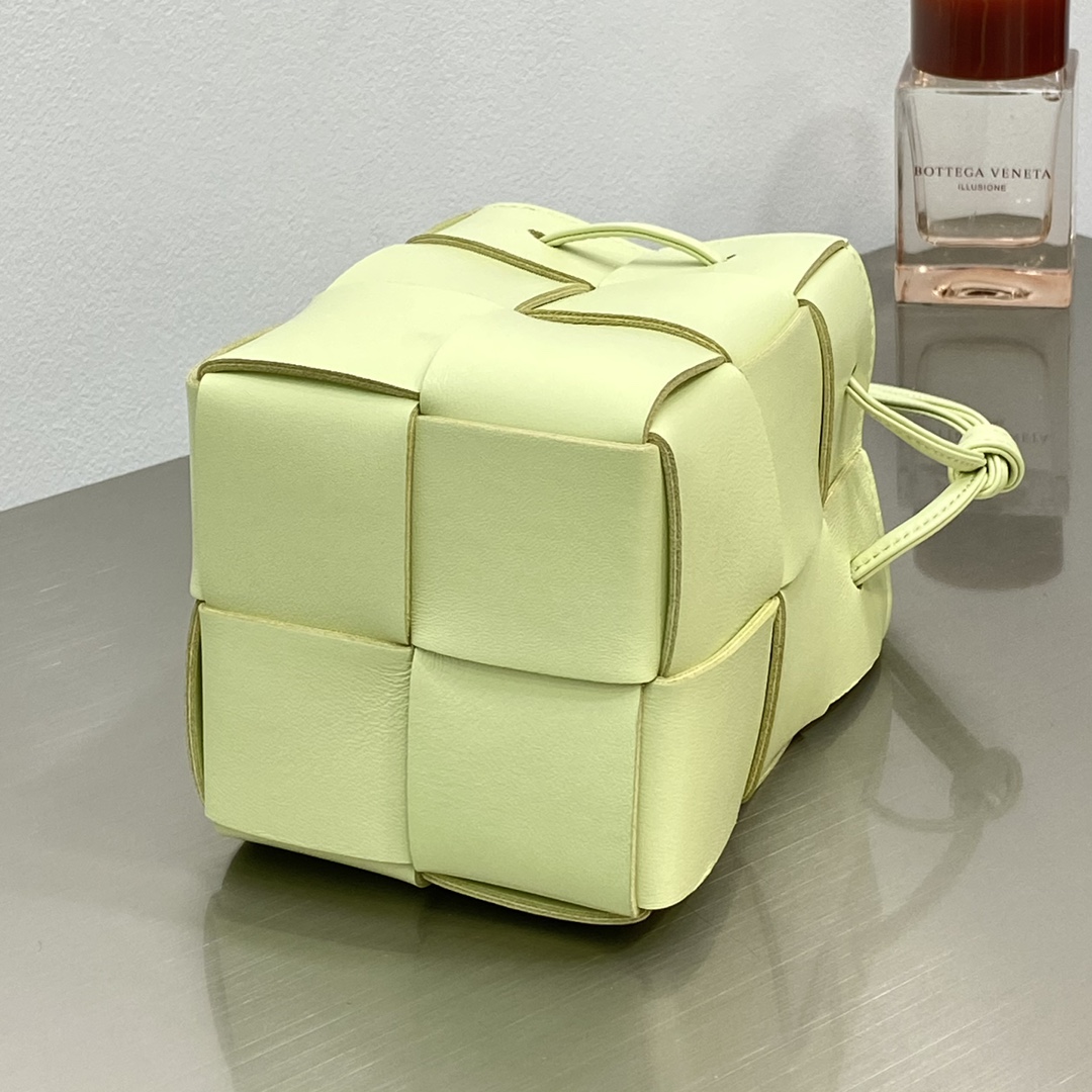 Bv 新款Cassette 水桶包 小号 水桶包大方格的设计 经典的编织元素 14cm 柠檬黄