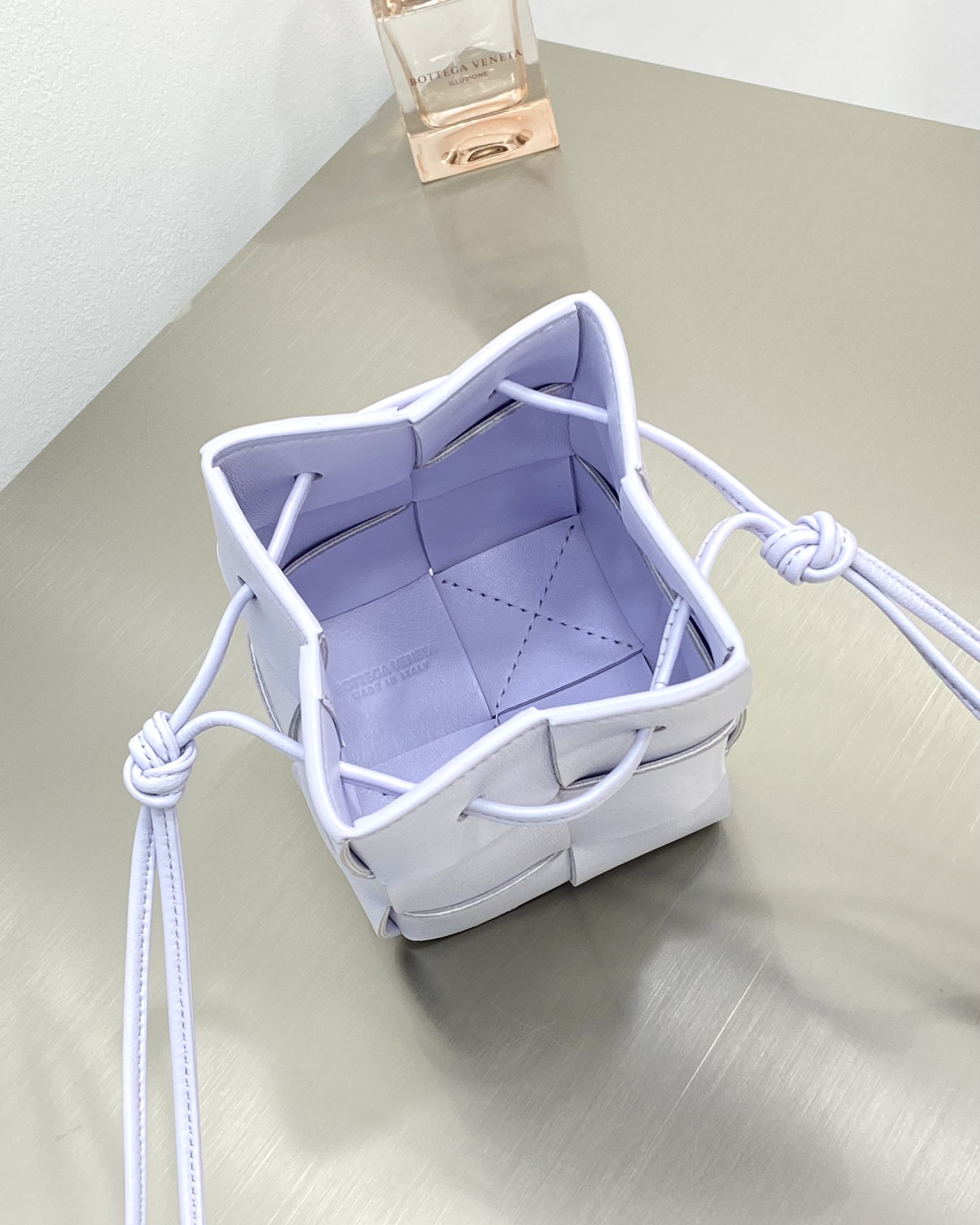 Bv 新款Cassette 水桶包 小号 水桶包大方格的设计 经典的编织元素 14cm 水洗欢乐紫