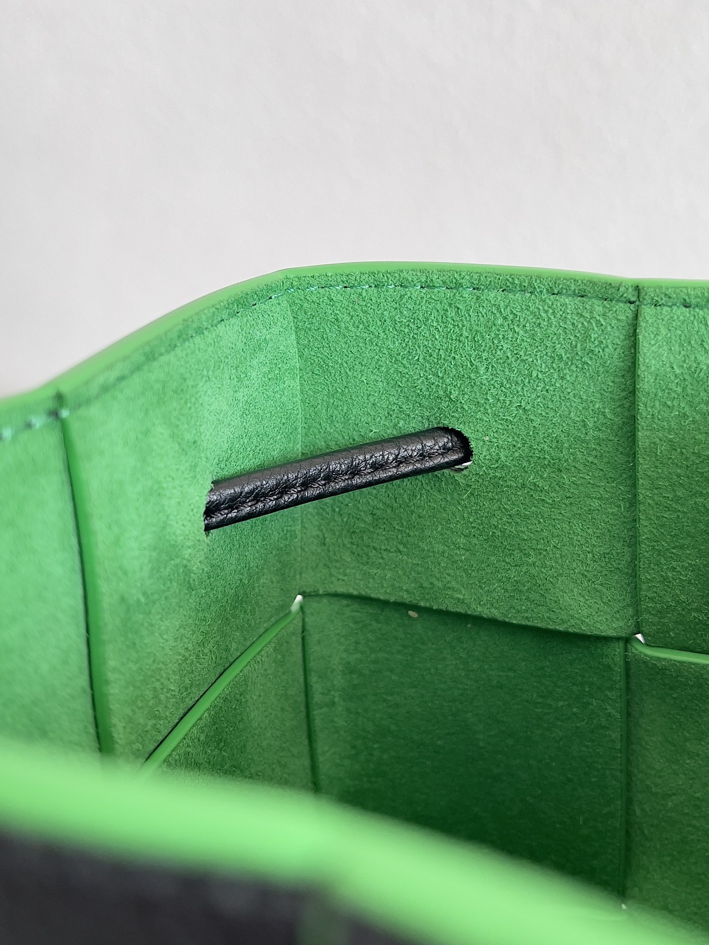 Bv 新款Cassette 水桶包 小号 水桶包大方格的设计 经典的编织元素 14cm 粒面黑 鹦鹉绿