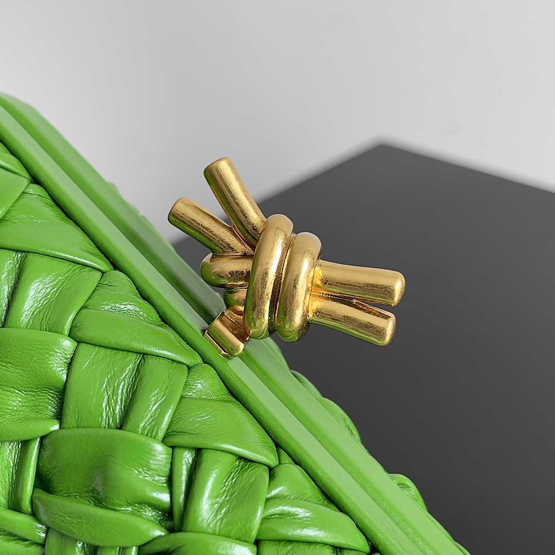 BV Knot 晚宴手拿包 绿色 经典的编织褶皱纹理搭配金属结绳扭扣 牛皮 20.5cm