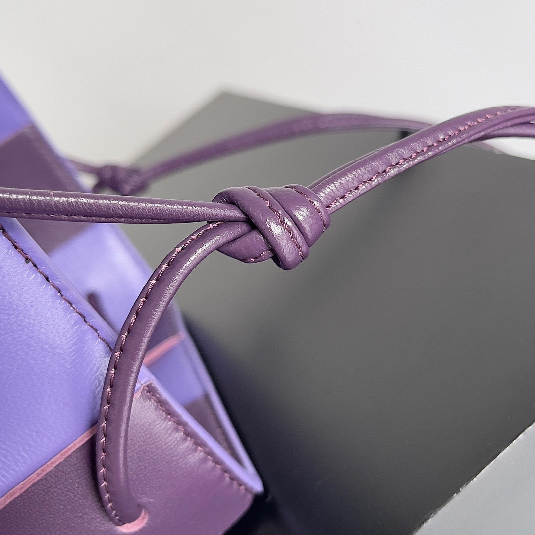 Bv 新款Cassette 水桶包 大号 葡萄紫拼紫色 18cm 经典的编织元素 抽绳水桶包