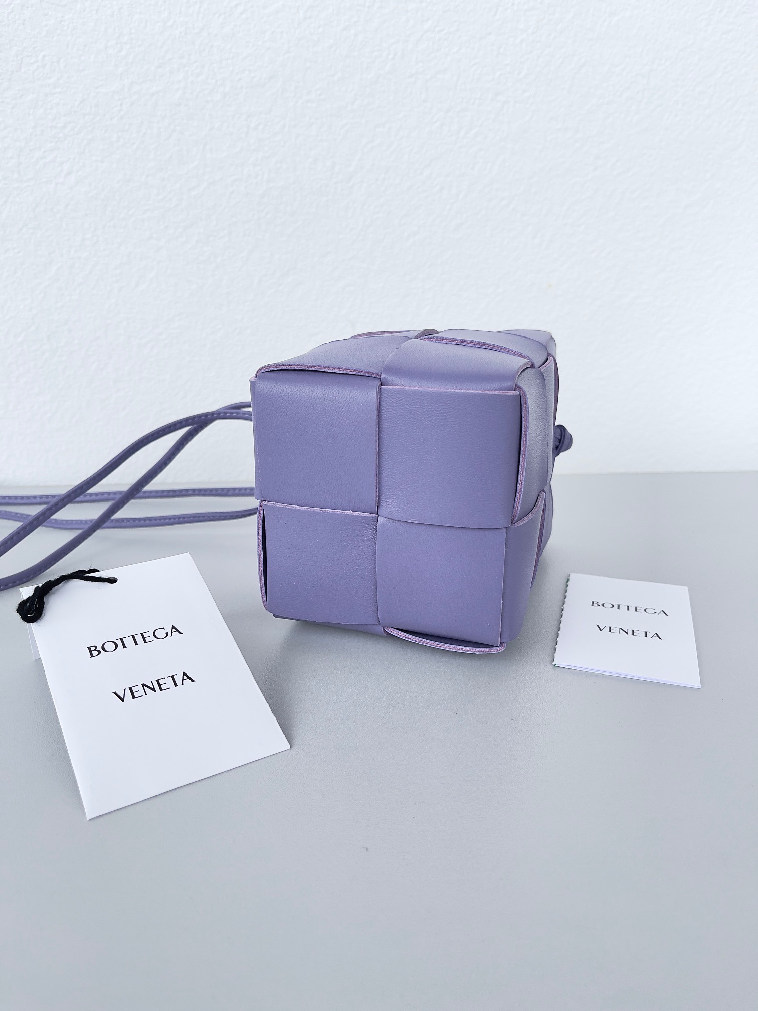 Bv 新款Cassette 水桶包 小号 水桶包大方格的设计 经典的编织元素 14cm 紫藤色