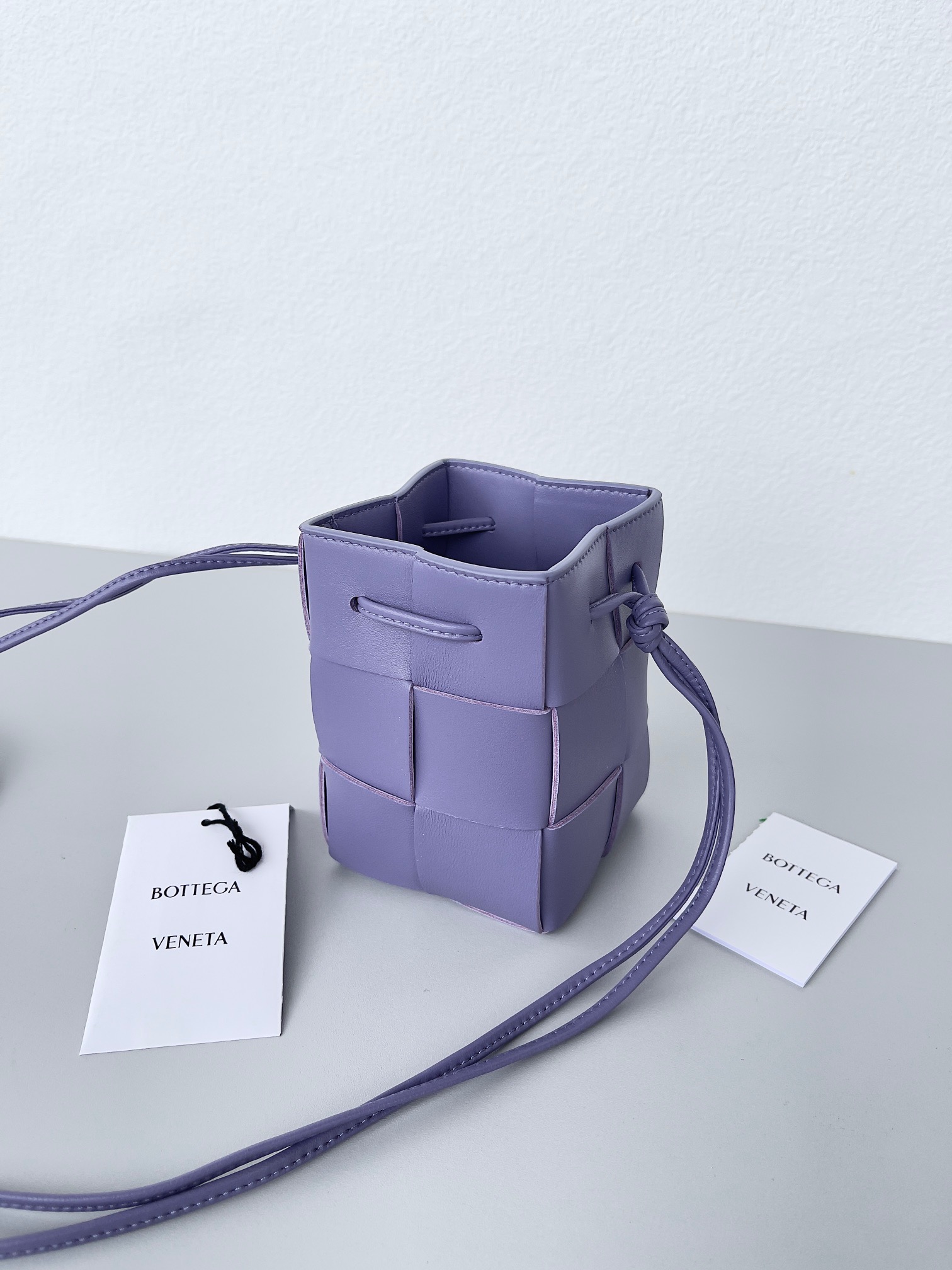 Bv 新款Cassette 水桶包 小号 水桶包大方格的设计 经典的编织元素 14cm 紫藤色