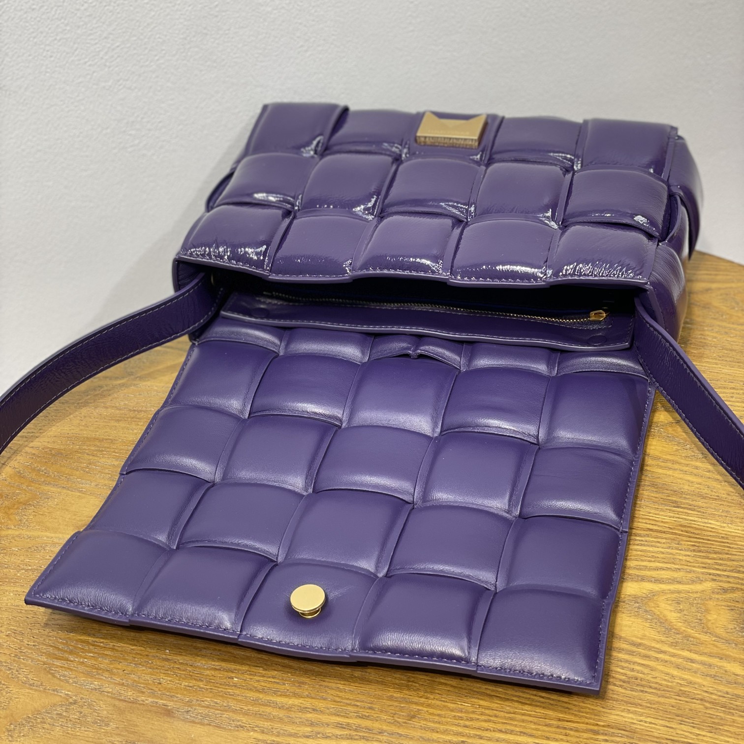 BV Padded Cassette爆款 枕头包 光泽夹棉鹿皮 三角哑光金属扣 高级又复古 26cm 紫色