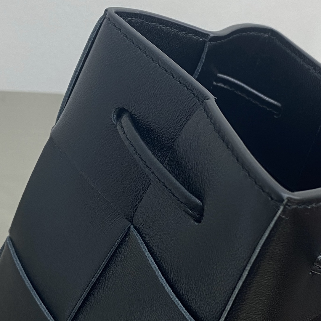 Bv 新款Cassette 水桶包 小号 水桶包大方格的设计 经典的编织元素 14cm 黑色