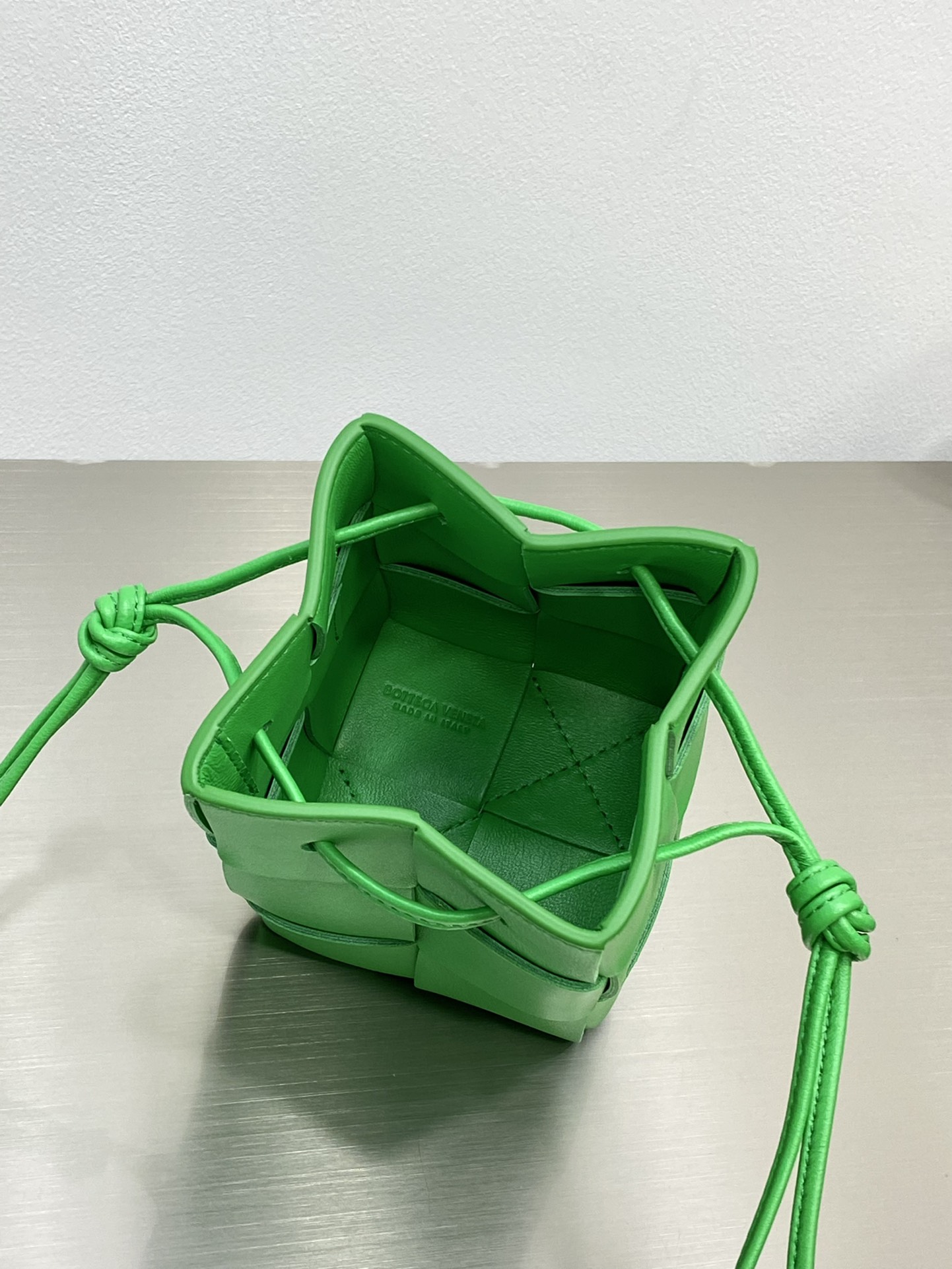 Bv 新款Cassette 水桶包 小号 水桶包大方格的设计 经典的编织元素 14cm 鹦鹉绿