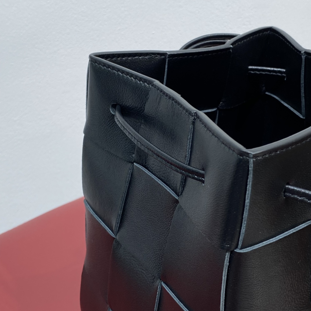 Bv 新款Cassette 水桶包 大号 黑色 18cm 经典的编织元素 抽绳水桶包