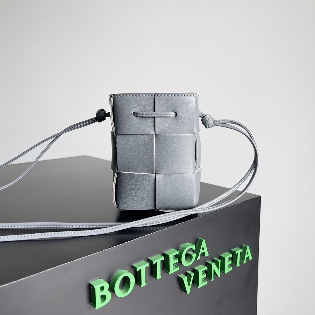 Bv 新款Cassette 水桶包 小号 水桶包大方格的设计 经典的编织元素 14cm 闪电灰