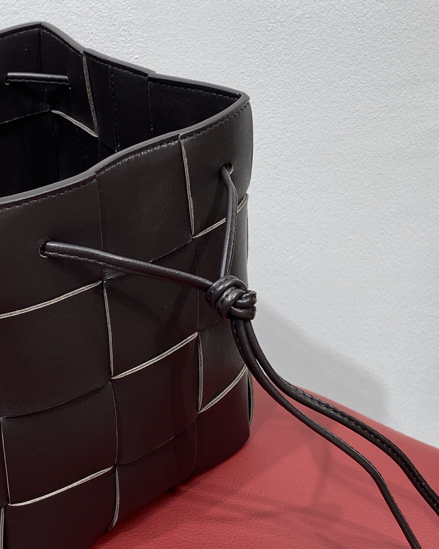 Bv 新款Cassette 水桶包 大号 啡色 18cm 经典的编织元素 抽绳水桶包