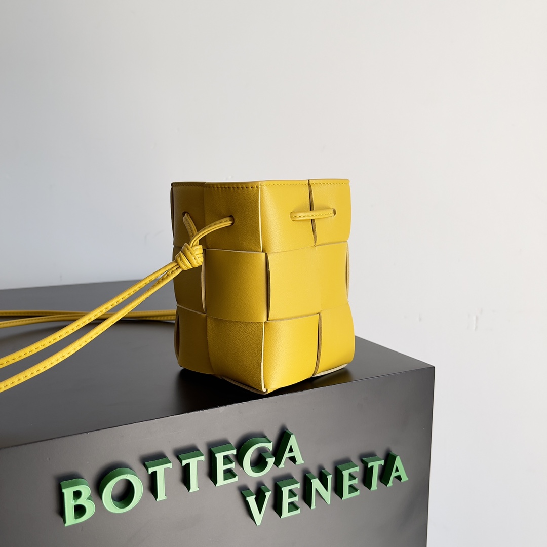 Bv 新款Cassette 水桶包 小号 水桶包大方格的设计 经典的编织元素 14cm 花粉黄