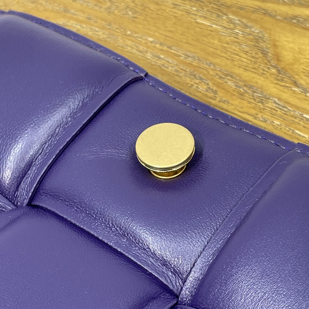 BV Padded Cassette爆款 枕头包 光泽夹棉鹿皮 三角哑光金属扣 高级又复古 26cm 紫色
