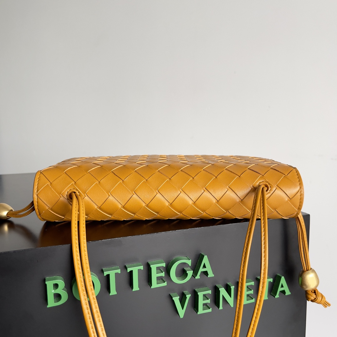 BV 最新爆款Trio绳袋风琴包 柔软羊皮 小金球装饰 25cm 金棕色